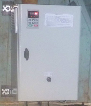 Шкаф управления насосами с вынесенным на дверцу пультом ПЧ Delta VFD-F 5,5 кВт насосной серии (современный аналог — Delta CP2000)