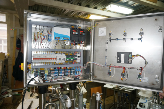 Система управления на базе промышленного контроллера DVP14SS211T обеспечивает полностью автоматическое управление дозатором