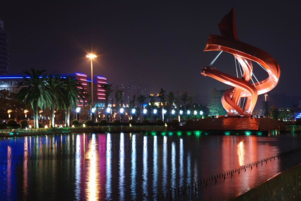 ПЧ Delta серии VFD-F (современным преемником данной серии  является серия ПЧ Delta CP2000) эффективно управляют музыкальным фонтаном на центральной площади города Dongguan (Китай)